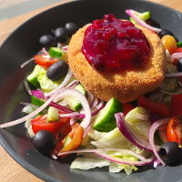 *Camembert panierowany z żurawiną i sałatką (vege)