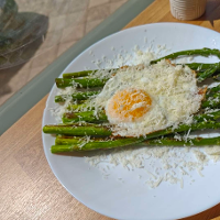 *Szparagi z jajkiem sadzonym i grana padano (vege)